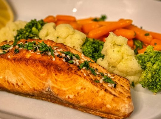 Delicious grilled salmon served with vibrant mixed vegetables, perfect for a healthy meal.